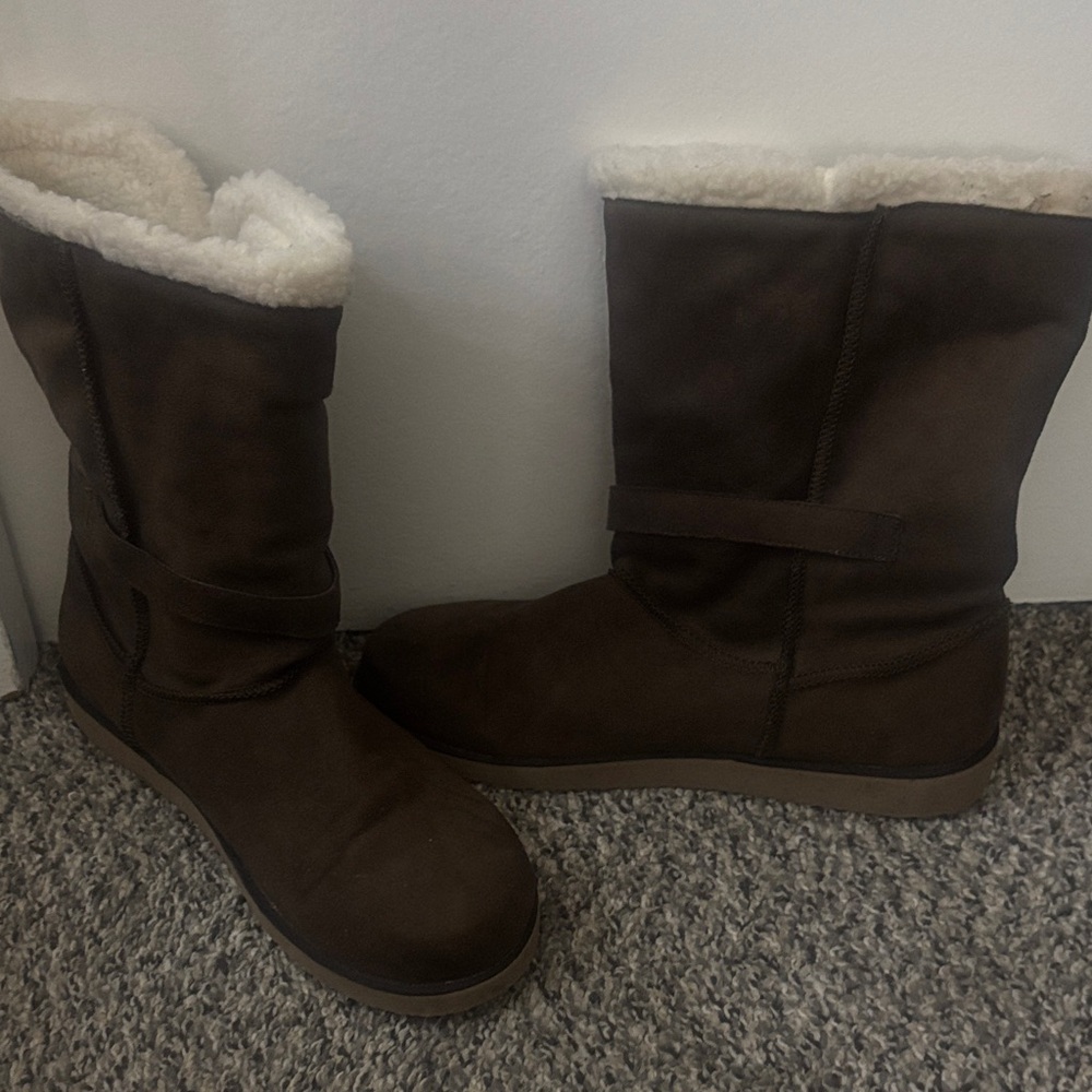 Warm Shearling-Lined Winter Boots - image 2